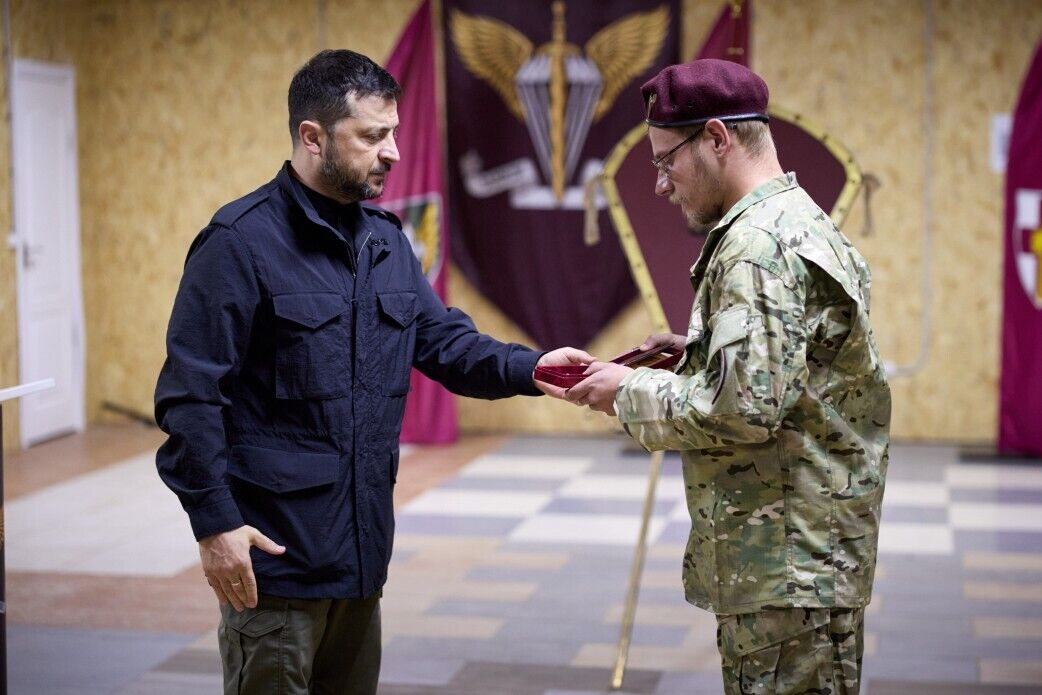 "Крок за кроком воїни звільняють нашу землю": Зеленський відвідав Донеччину і вручив нагороди українським захисникам. Фото