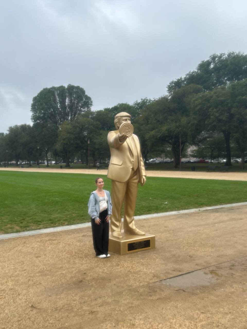 "Послание громкое и четкое": возле Капитолия установили золотую статую Трампа с биткоином, сеть взорвалась комментариями. Фото