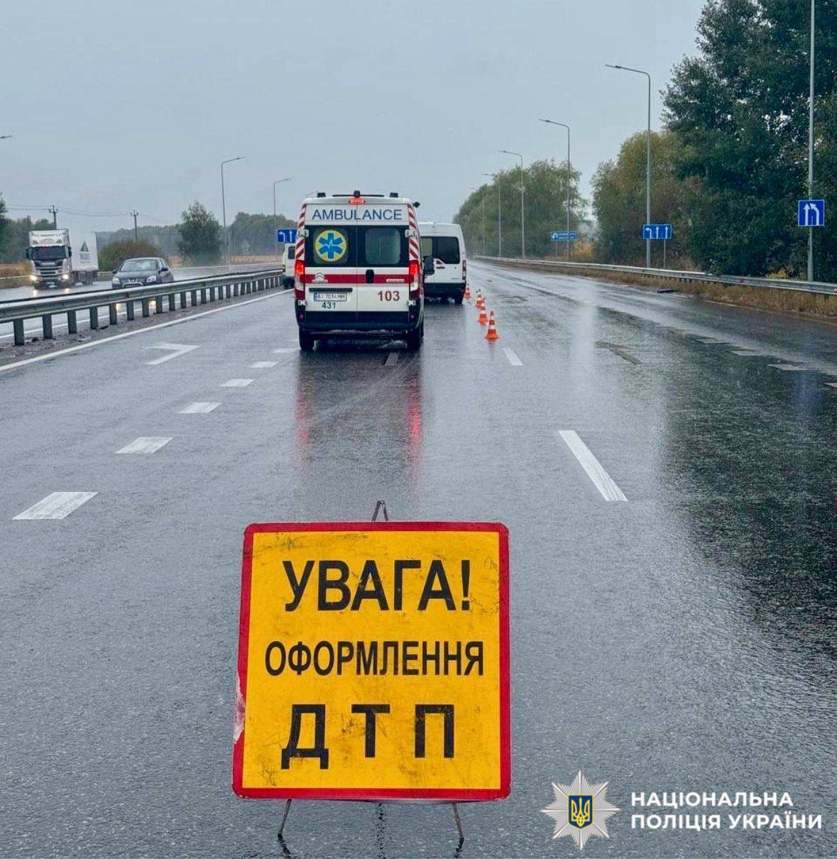 Частини авто розкидало по дорозі: на Київщині зіткнулись вантажівка та мікроавтобус, є постраждалий. Фото