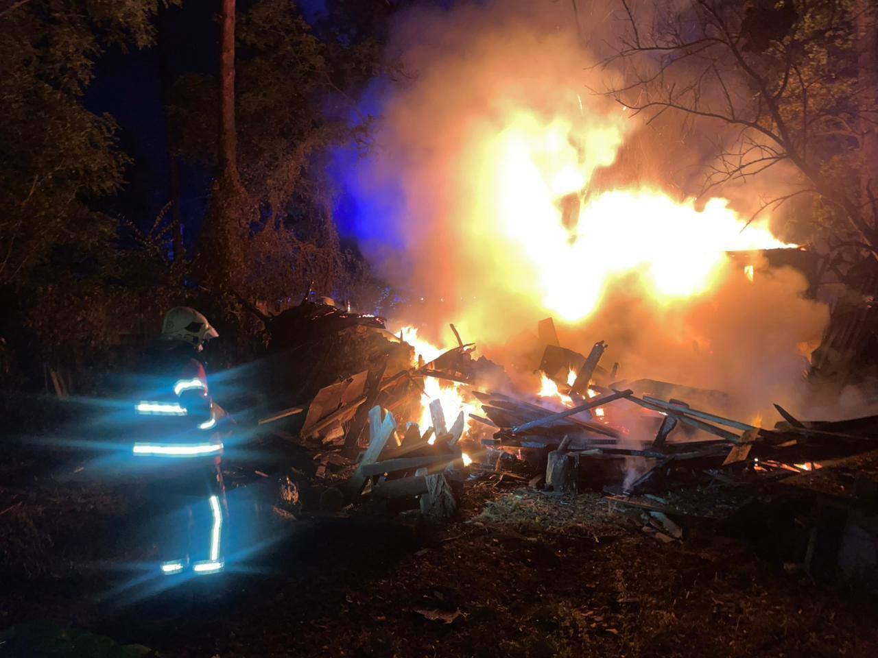 На Киевщине в результате вражеской атаки вспыхнули пожары: работают оперативные службы. Фото и видео