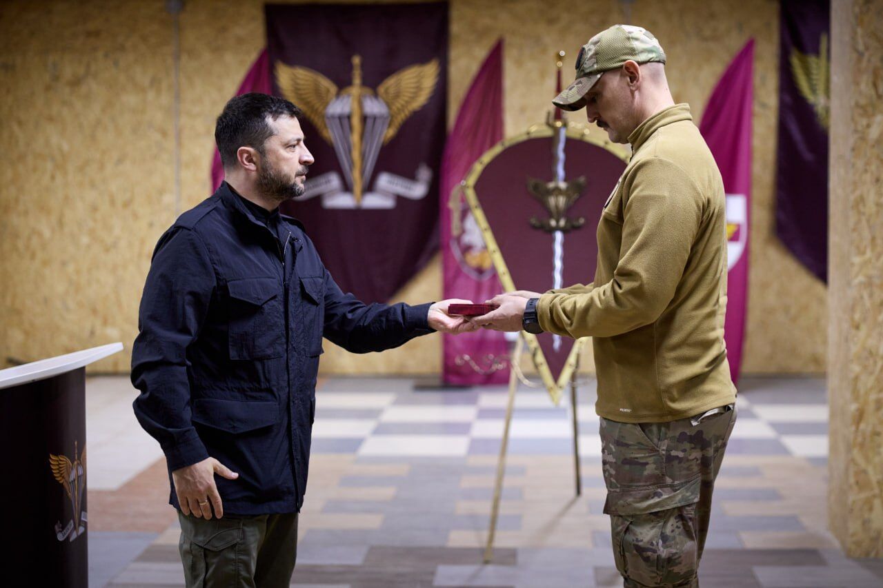 "Крок за кроком воїни звільняють нашу землю": Зеленський відвідав Донеччину і вручив нагороди українським захисникам. Фото