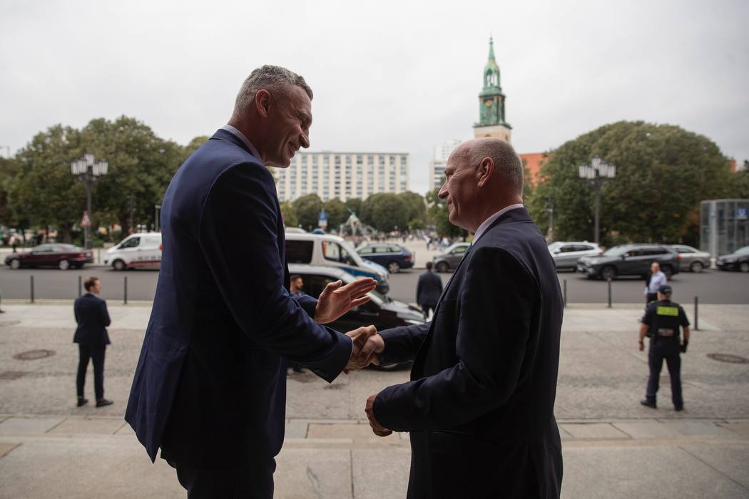 Сила партнерства: Кличко та мер Берліна готують інвестфорум для залучення коштів на відновлення Києва й України