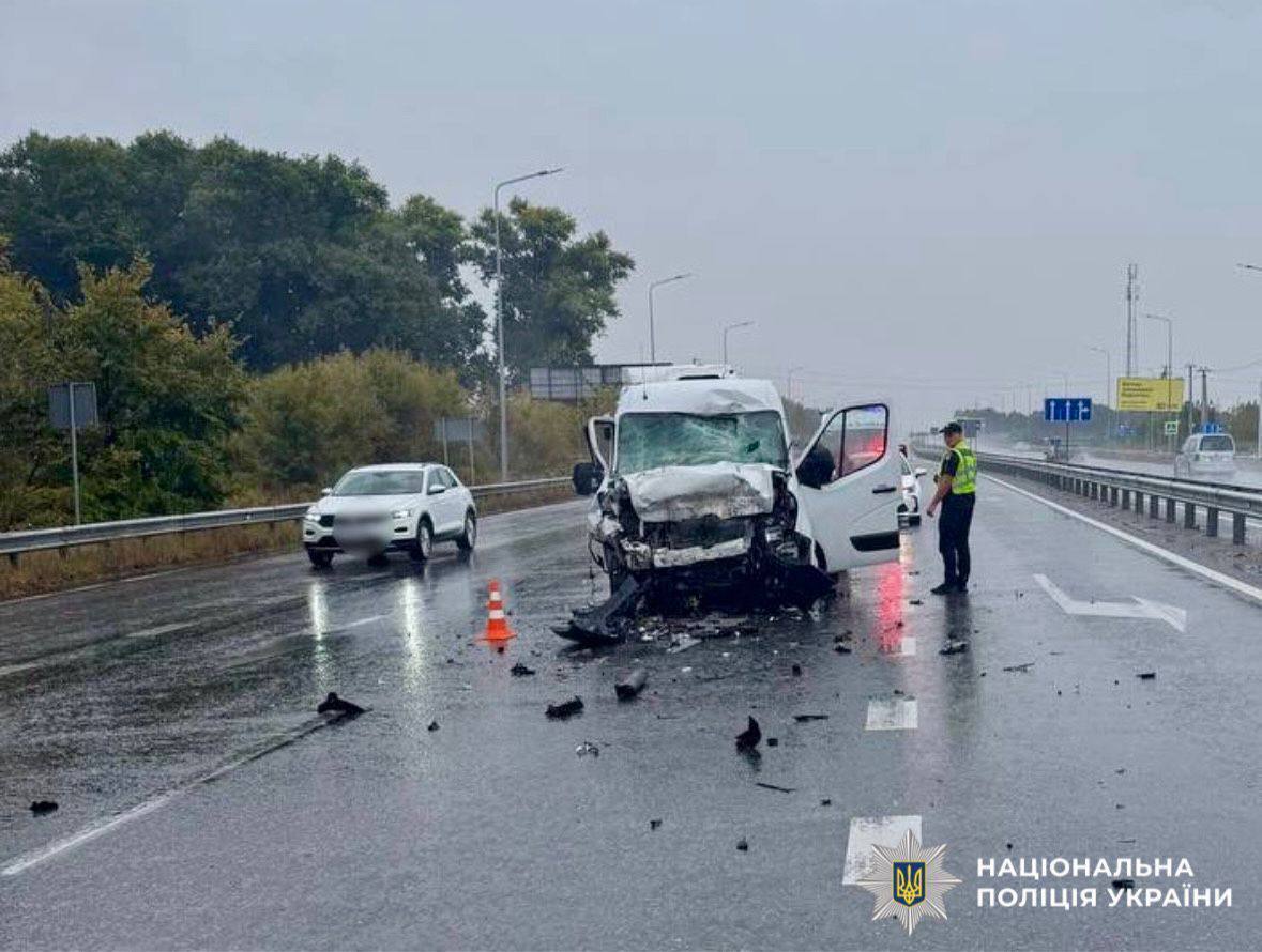 Частини авто розкидало по дорозі: на Київщині зіткнулись вантажівка та мікроавтобус, є постраждалий. Фото
