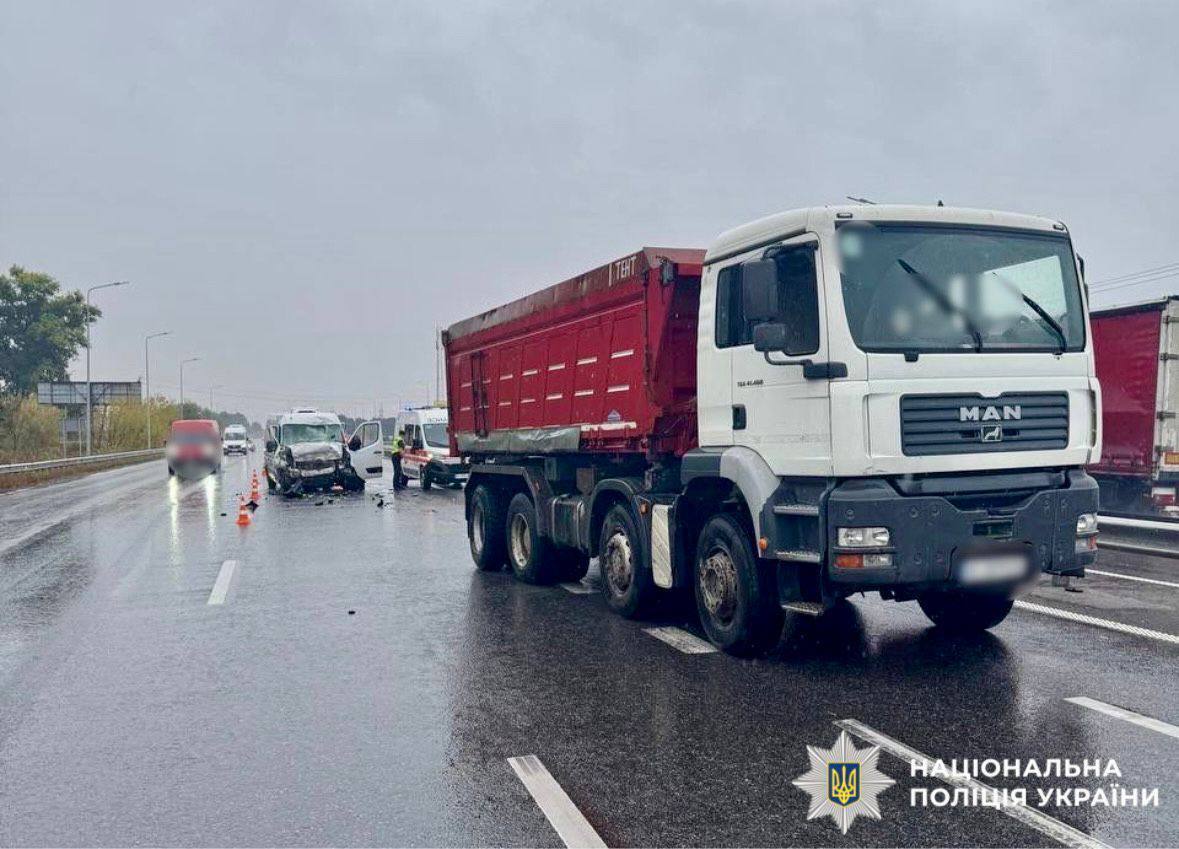 Частини авто розкидало по дорозі: на Київщині зіткнулись вантажівка та мікроавтобус, є постраждалий. Фото