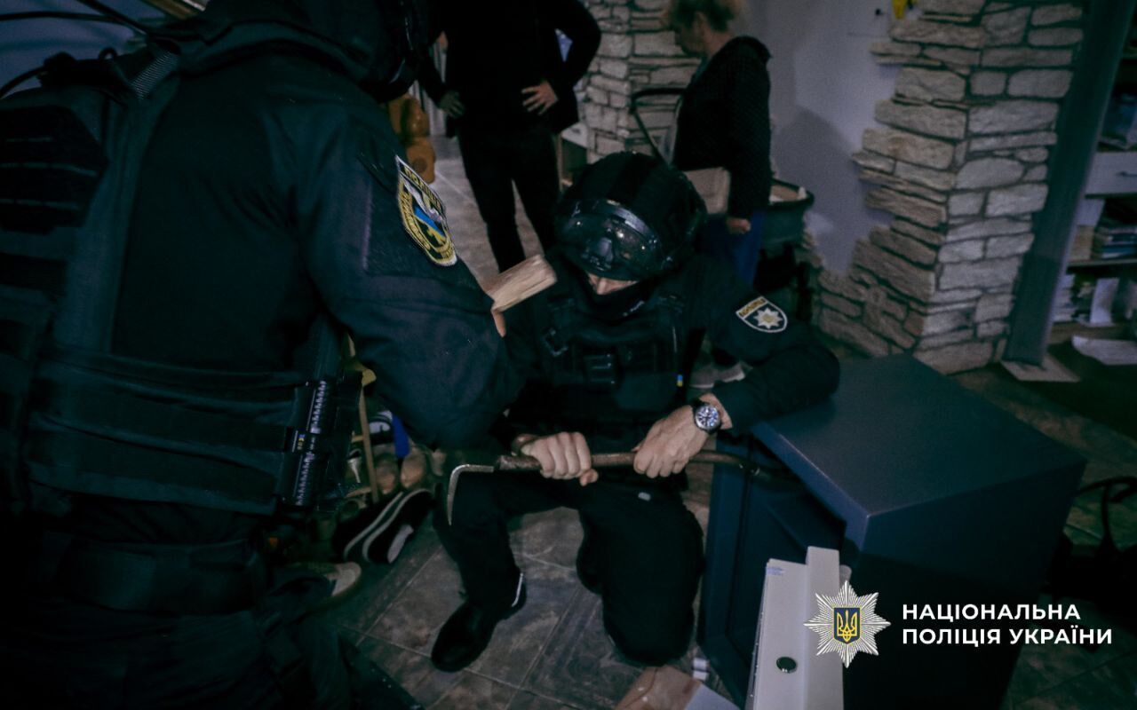 Завезли 13 иностранцев и заставили работать в теплицах Киевщины: схему организовал китаец. Подробности, фото и видео