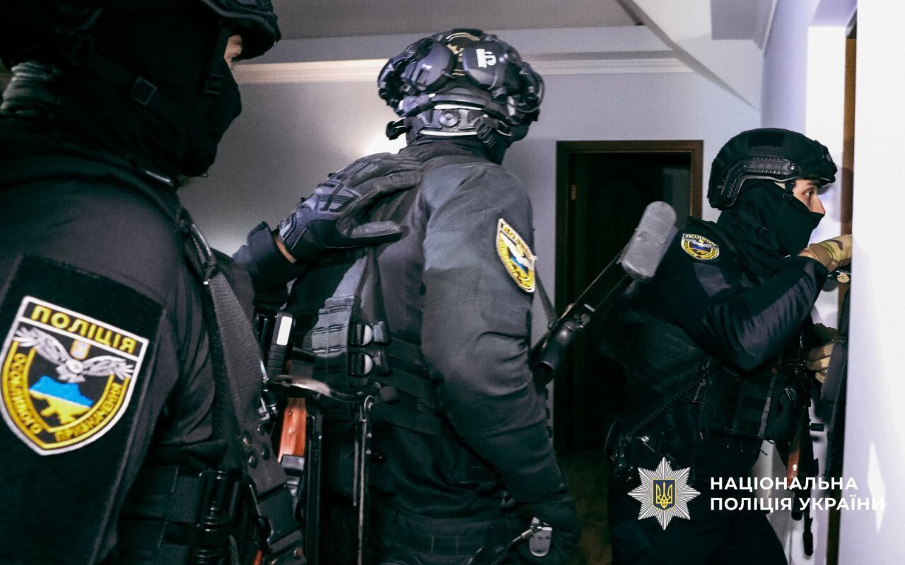 Завезли 13 иностранцев и заставили работать в теплицах Киевщины: схему организовал китаец. Подробности, фото и видео