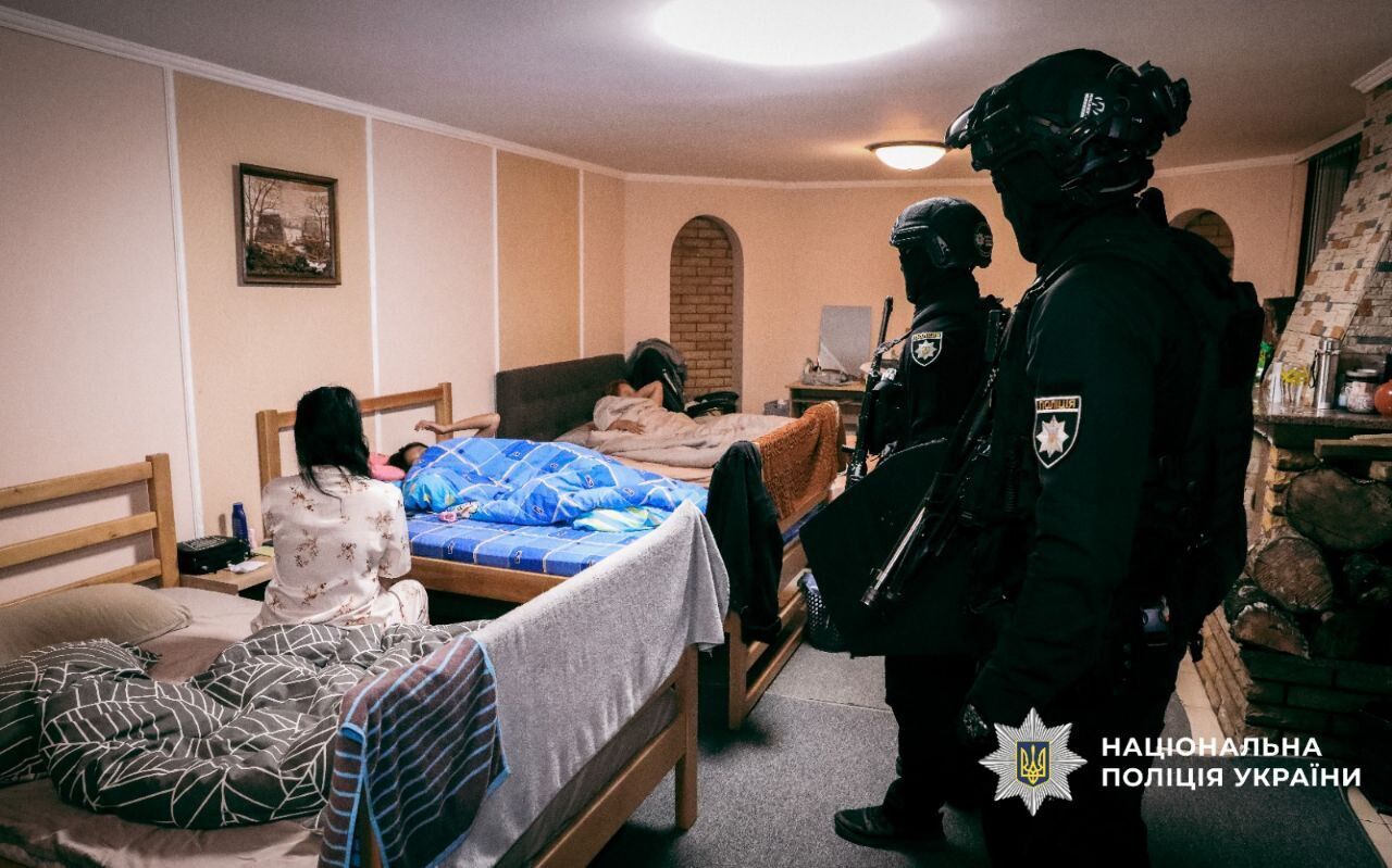 Завезли 13 иностранцев и заставили работать в теплицах Киевщины: схему организовал китаец. Подробности, фото и видео