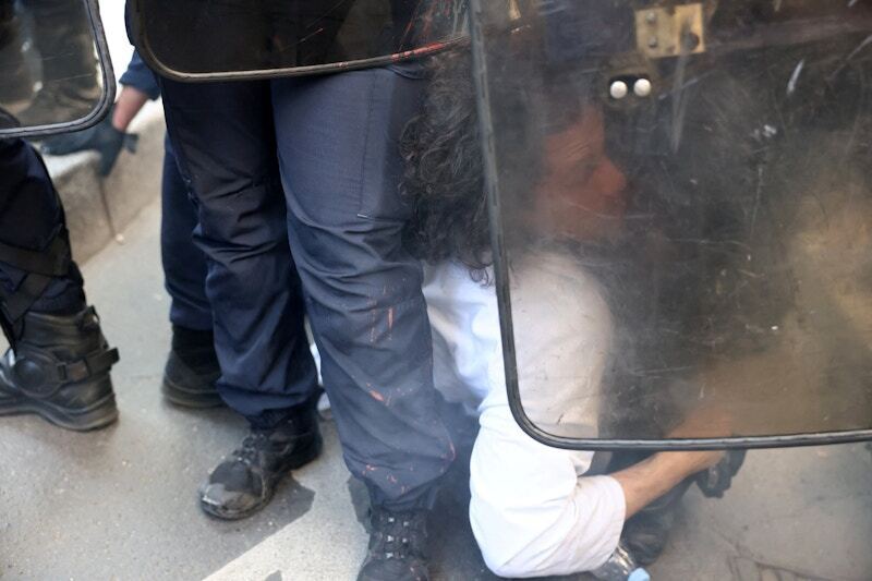 У Франції пройшли багатотисячні мітинги проти скорочень бюджету: багатьох затримала поліція. Фото і відео