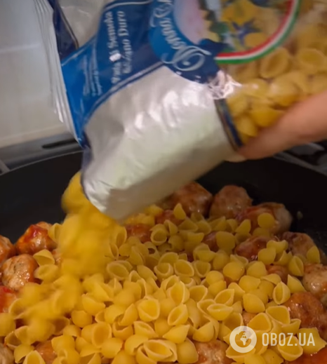 Смачні макарони з фрикадельками для вечері: вийде бюджетно і ситно