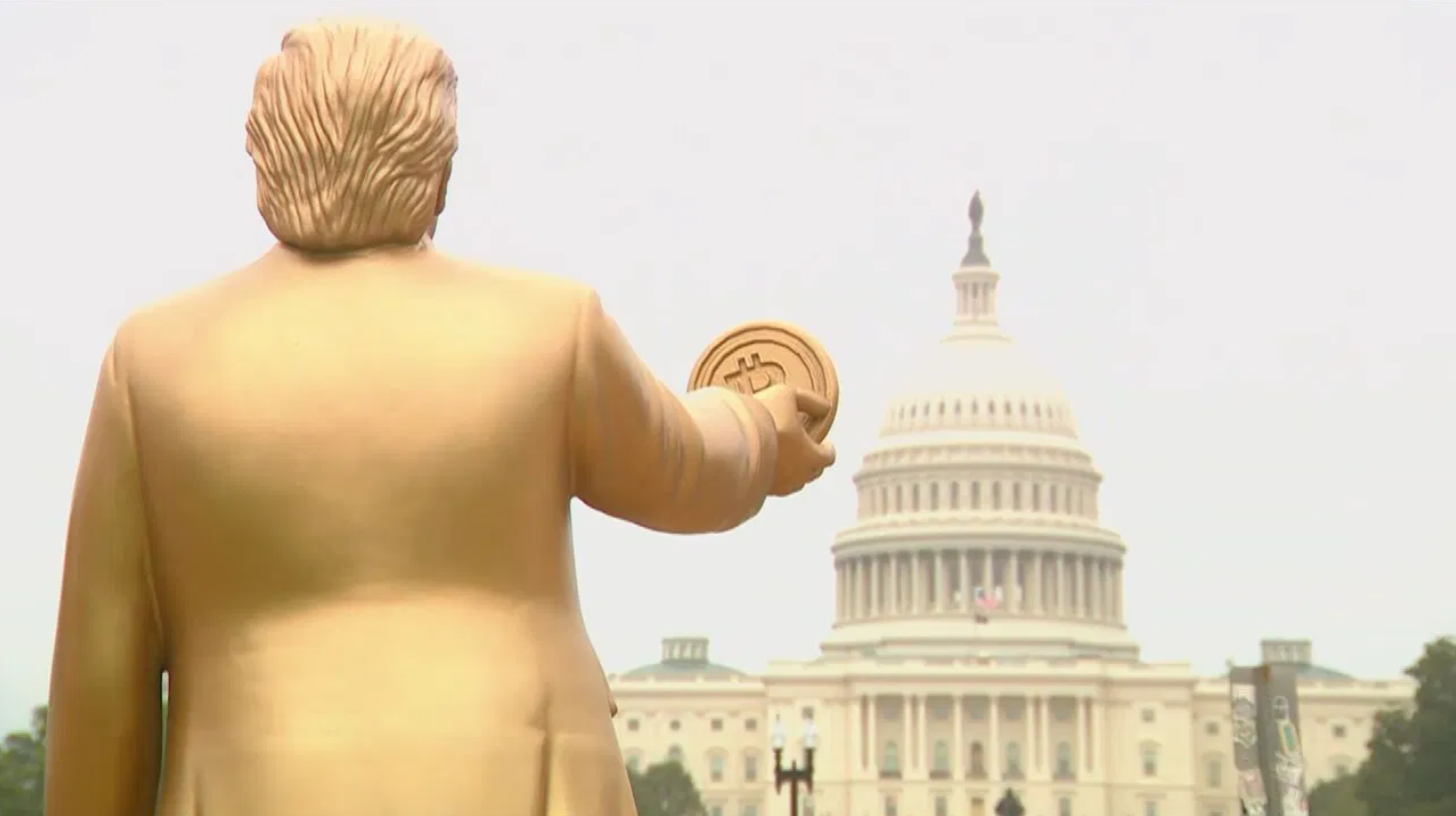 "Послание громкое и четкое": возле Капитолия установили золотую статую Трампа с биткоином, сеть взорвалась комментариями. Фото