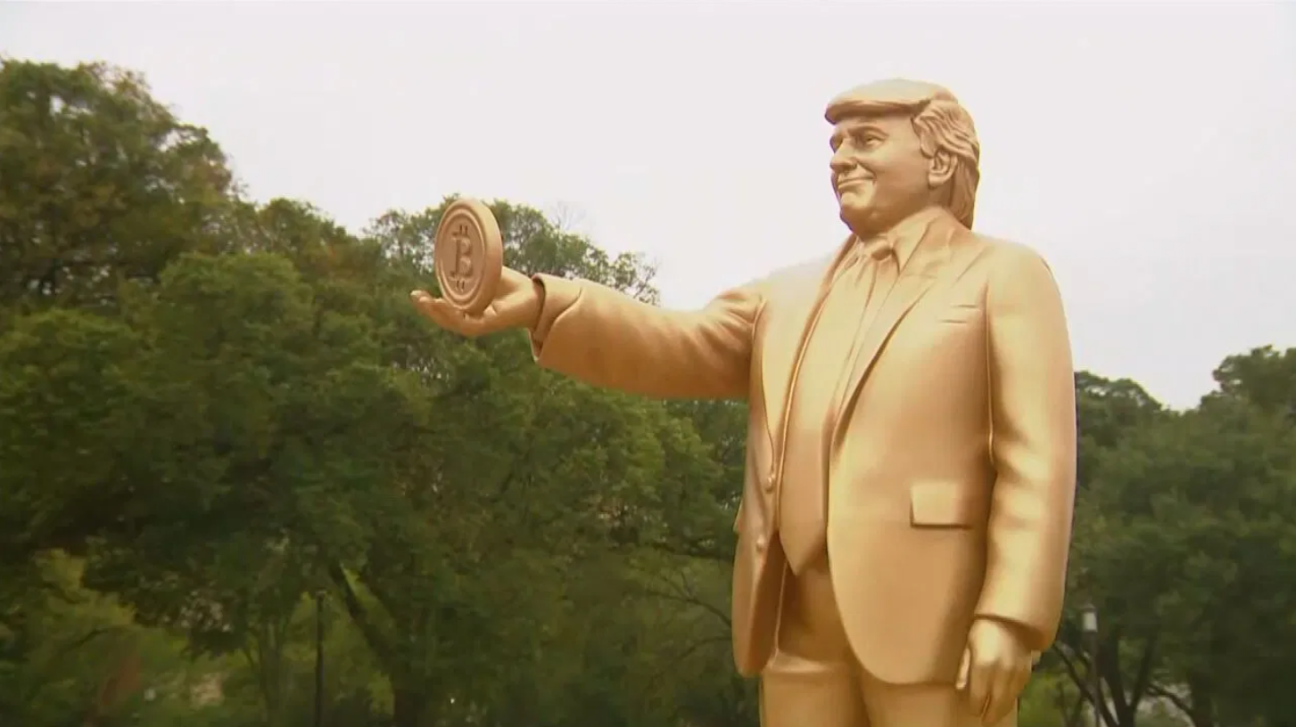 "Послание громкое и четкое": возле Капитолия установили золотую статую Трампа с биткоином, сеть взорвалась комментариями. Фото