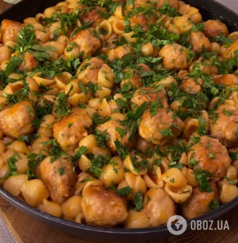 Смачні макарони з фрикадельками для вечері: вийде бюджетно і ситно