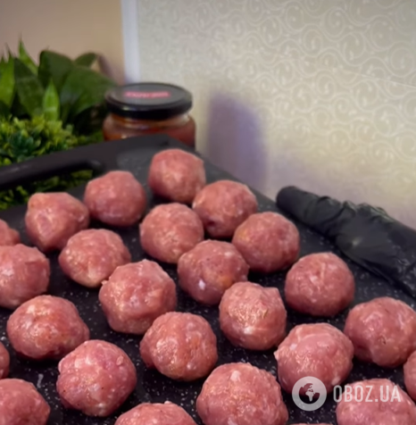 Смачні макарони з фрикадельками для вечері: вийде бюджетно і ситно