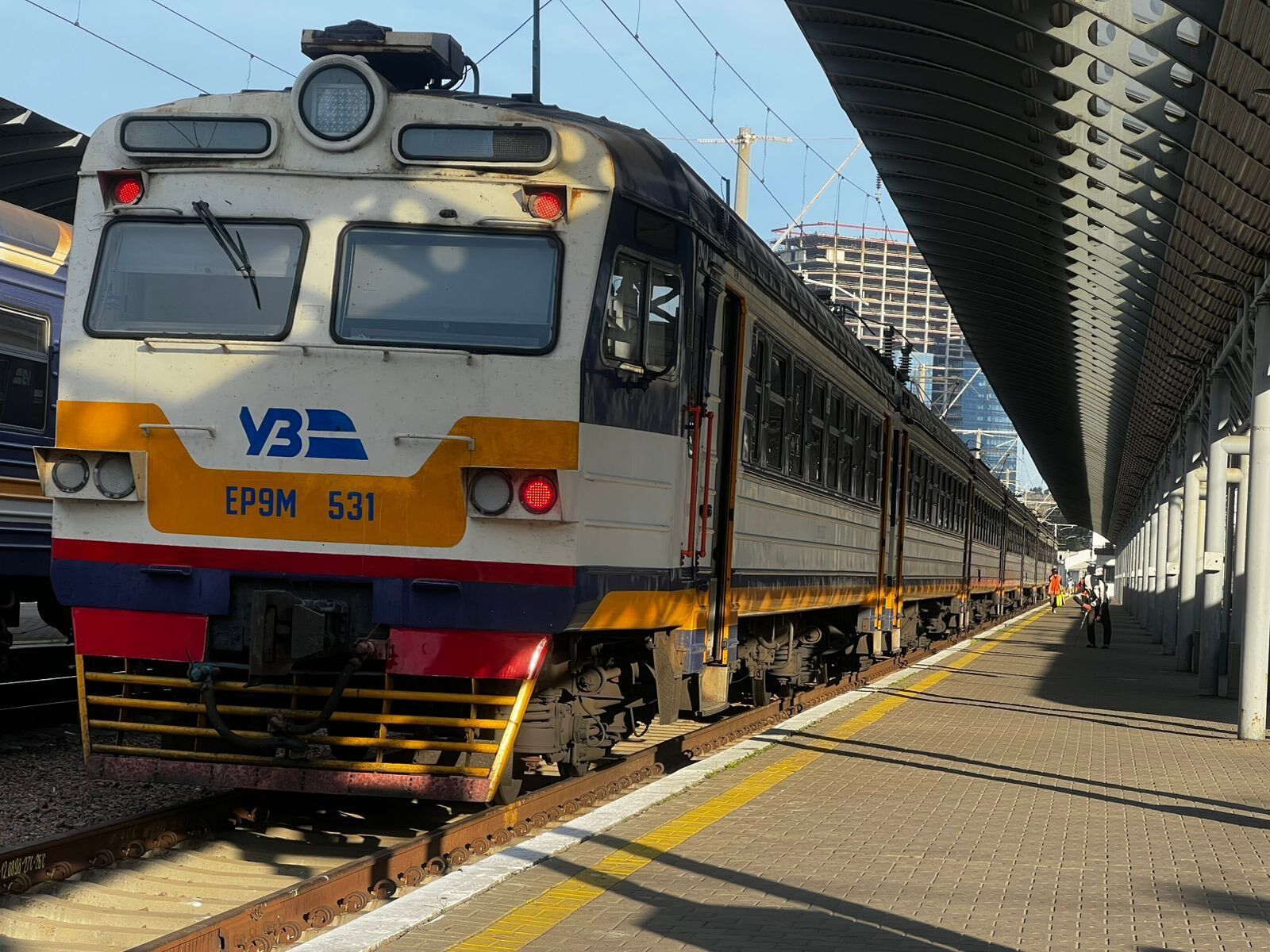 Усі поїзди вийшли на маршрут: "Укрзалізниця" відновила живлення на ділянці, пошкодженій унаслідок російського обстрілу