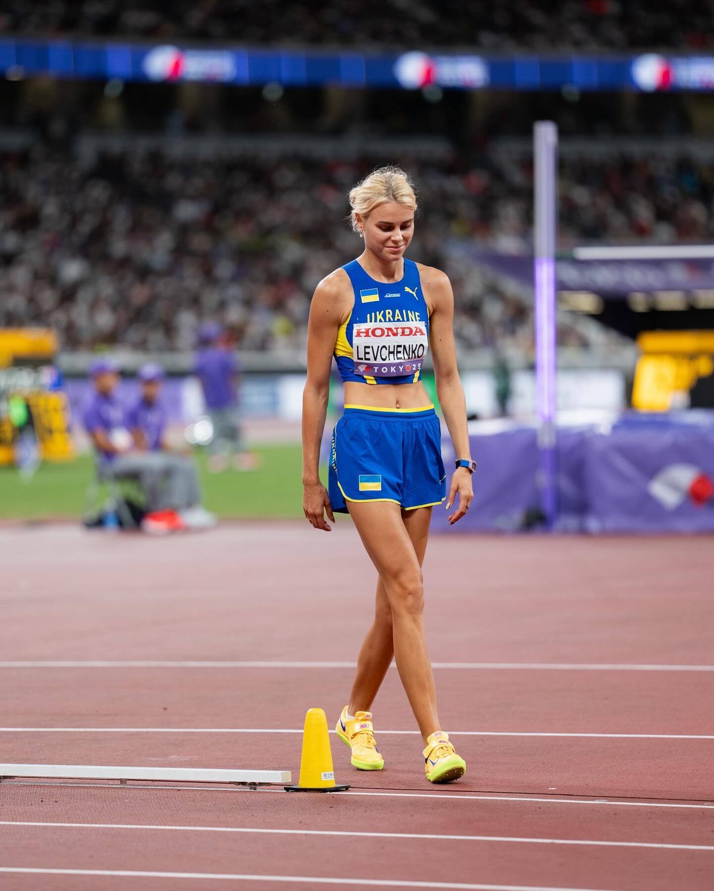 Найкрасивіша легкоатлетка України на честь свого дня народження знялася в розкішній фотосесії