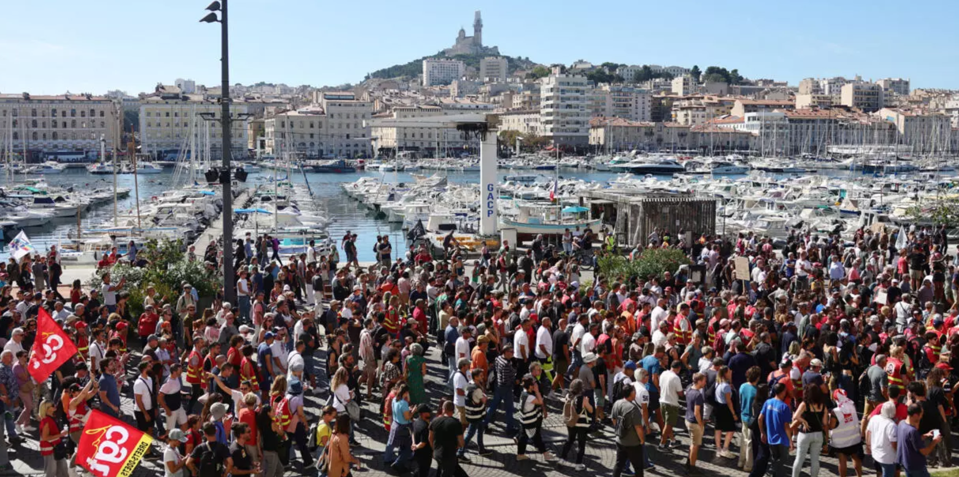 У Франції пройшли багатотисячні мітинги проти скорочень бюджету: багатьох затримала поліція. Фото і відео