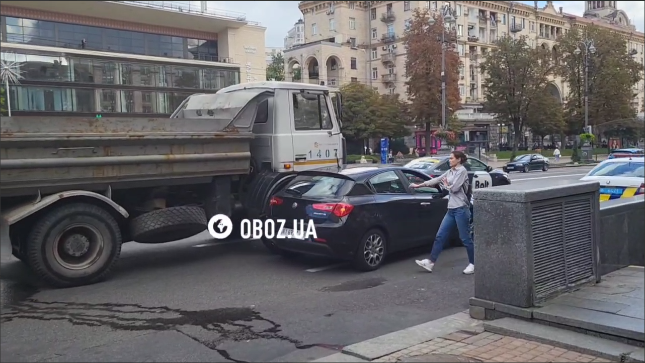 У Києві на Хрещатику сталась ДТП за участі легковика та вантажівки: утворився затор. Подробиці, фото та відео