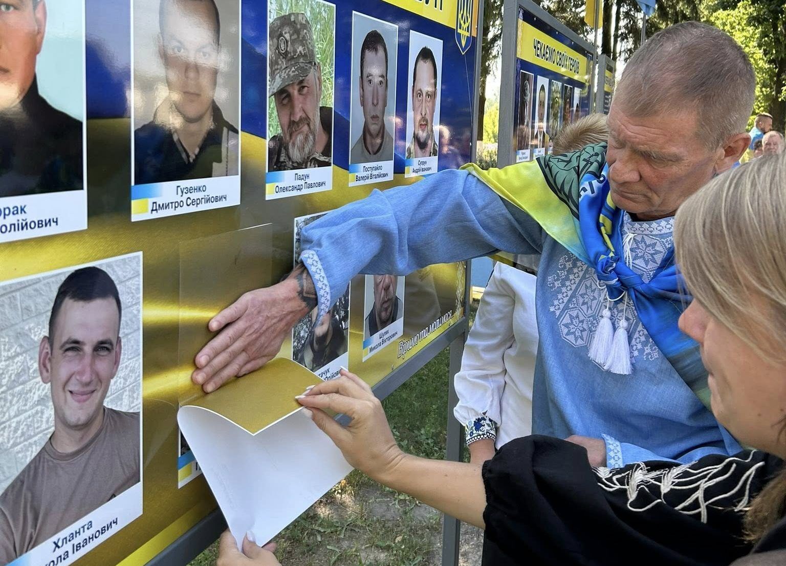 Аллея надежды: на Харьковщине освобожденный из плена воин лично снял свое фото со стенда пропавших без вести. Фото