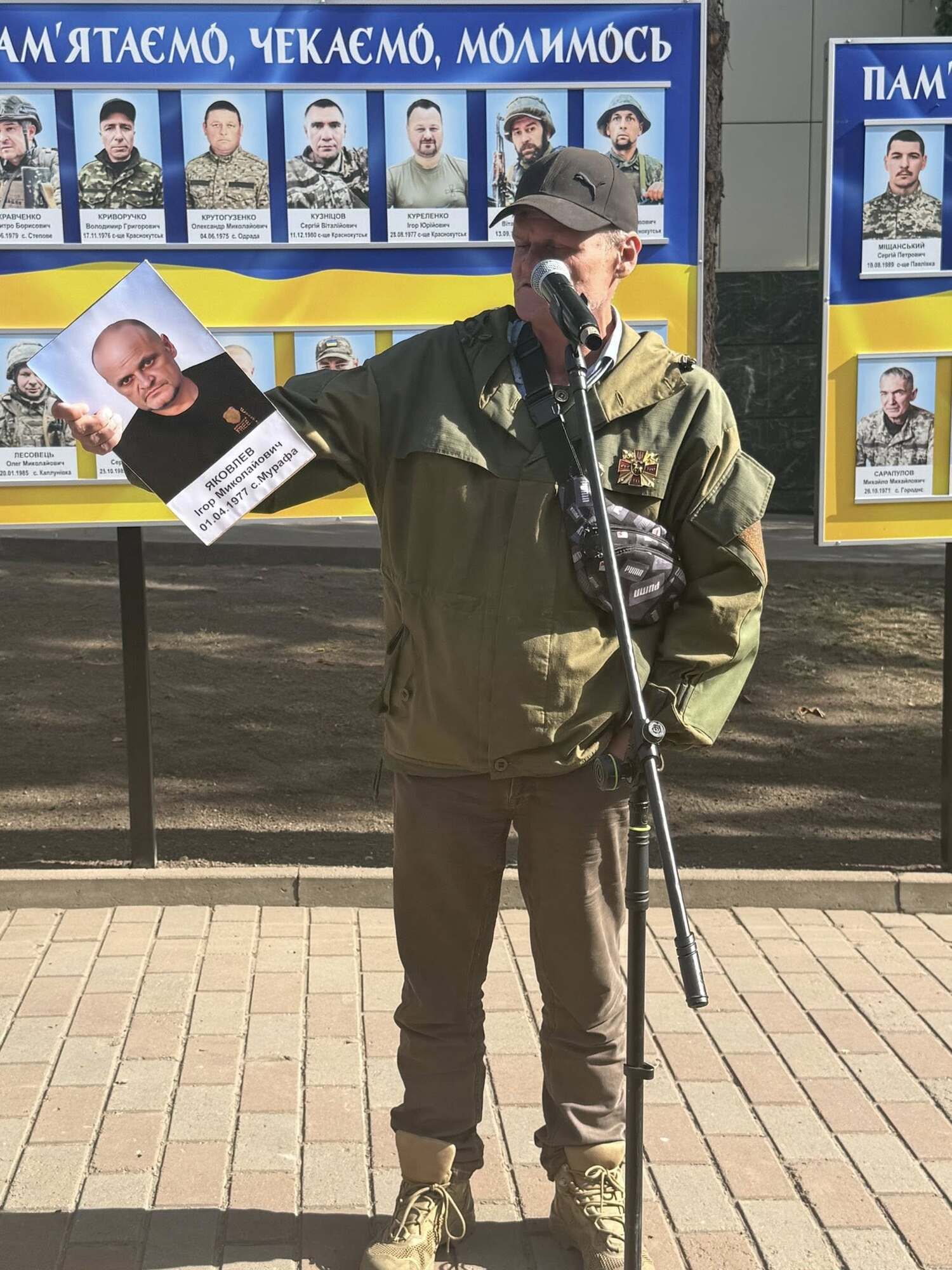 Аллея надежды: на Харьковщине освобожденный из плена воин лично снял свое фото со стенда пропавших без вести. Фото