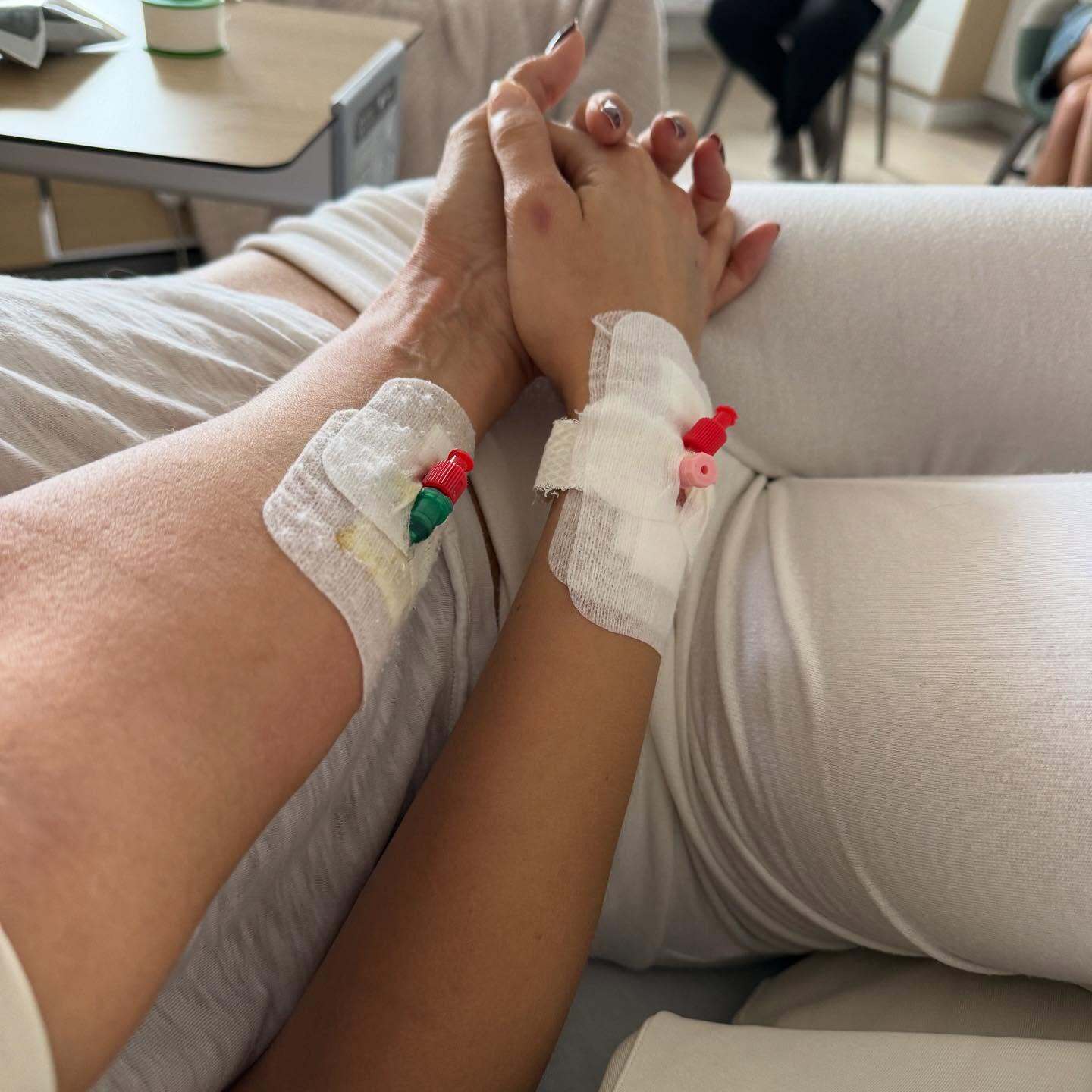 "Эта болезнь поставила нас на колени". Самая красивая женщина в мире оказалась в больнице в плачевном состоянии из-за неизлечимого диагноза