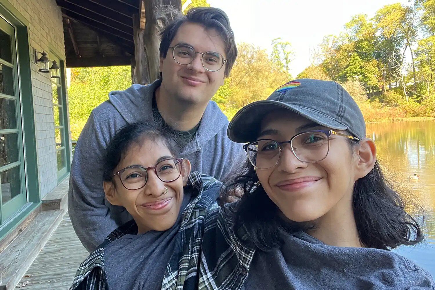 Сиамские близняшки Кармен и Лупита, одна из который год назад вышла замуж, ответили на интимные вопросы и рассказали правду о жизни втроем