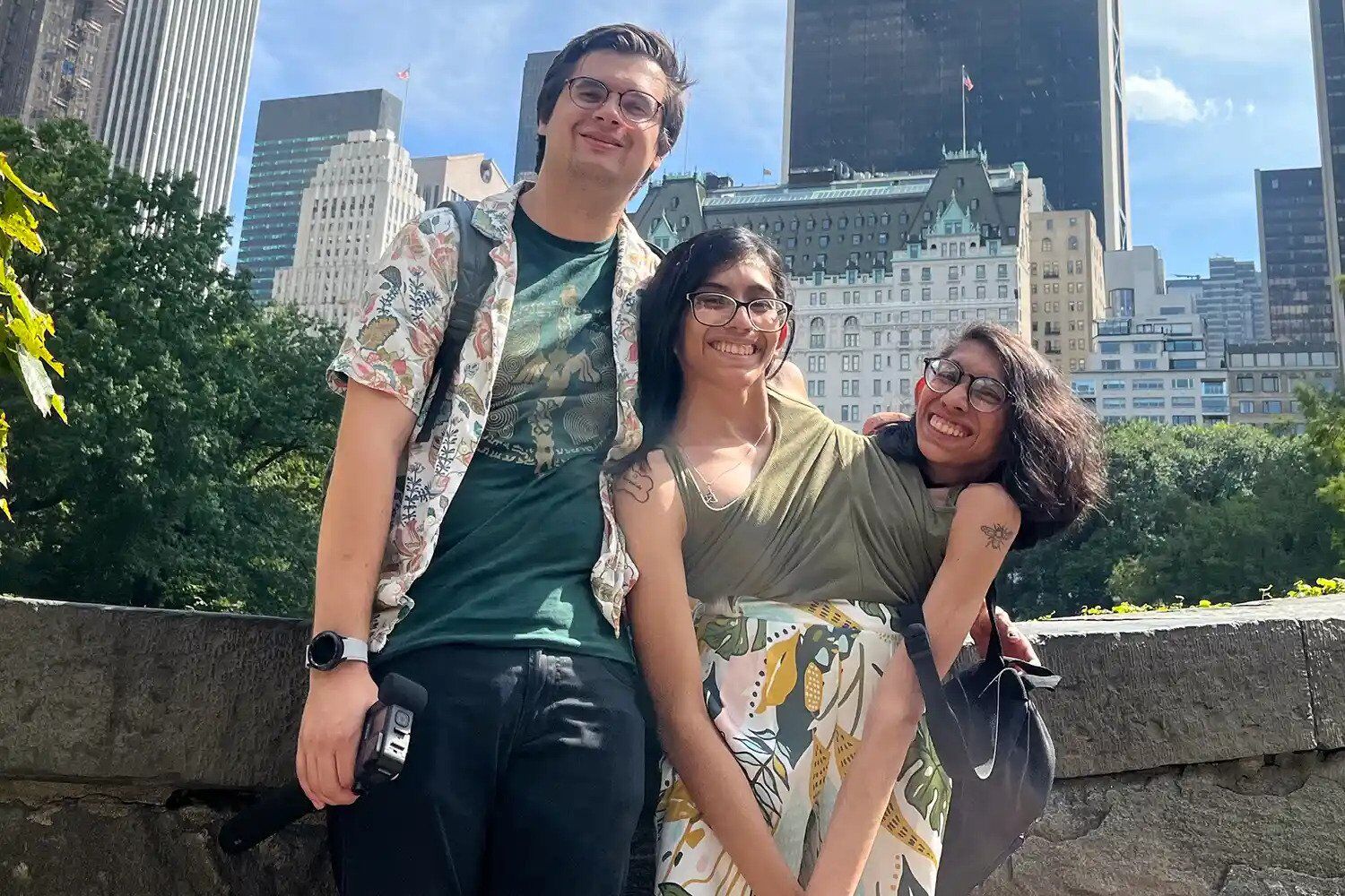 Сиамские близняшки Кармен и Лупита, одна из который год назад вышла замуж, ответили на интимные вопросы и рассказали правду о жизни втроем