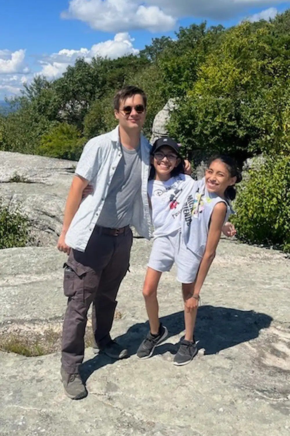 Сиамские близняшки Кармен и Лупита, одна из который год назад вышла замуж, ответили на интимные вопросы и рассказали правду о жизни втроем