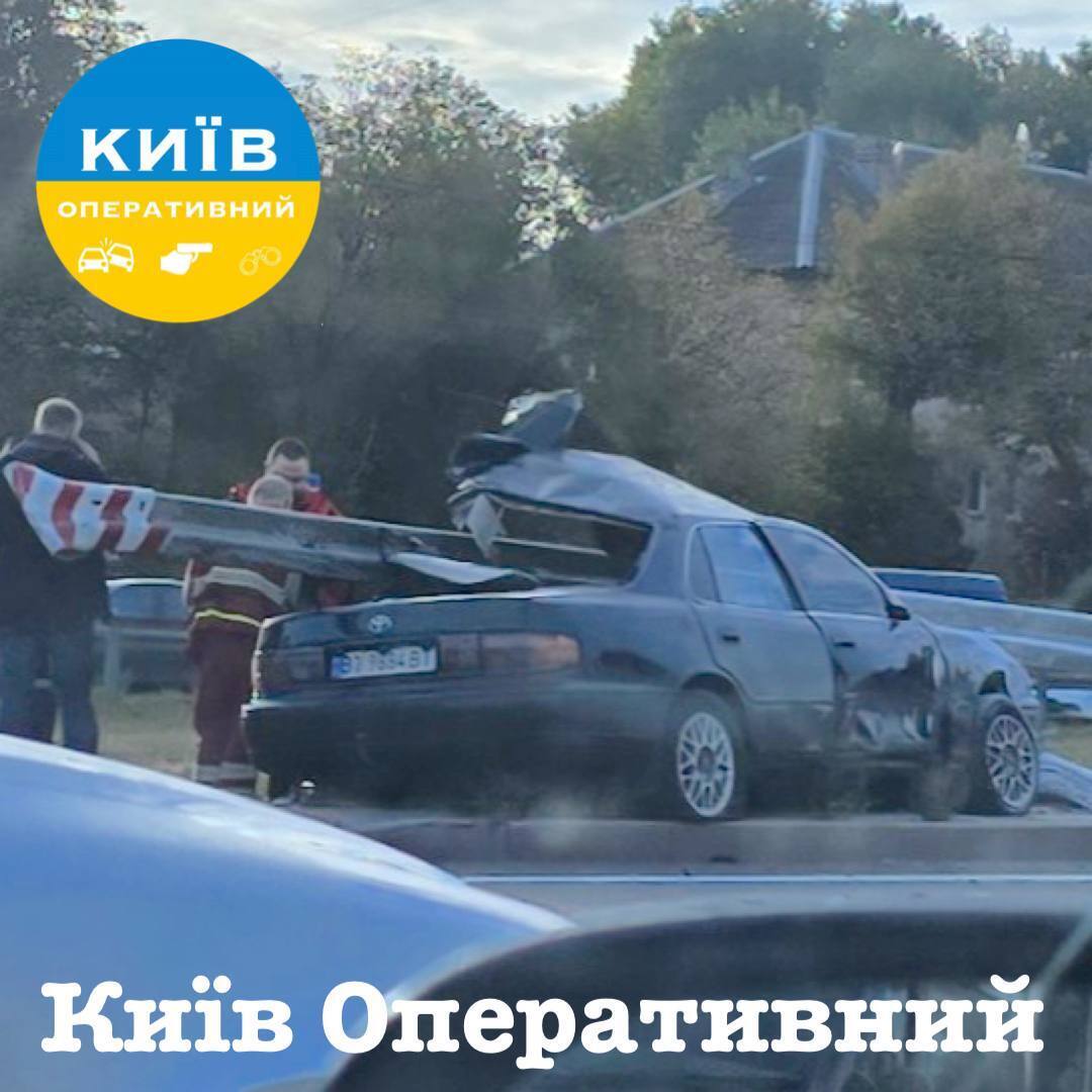 У Києві внаслідок ДТП легковик влетів у відбійник: частина огорожі пробила авто наскрізь, є загиблий. Фото та відео