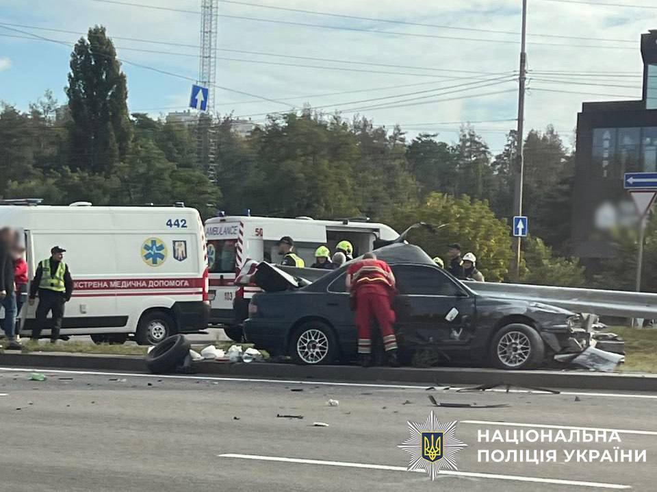 У Києві внаслідок ДТП легковик влетів у відбійник: частина огорожі пробила авто наскрізь, є загиблий. Фото та відео