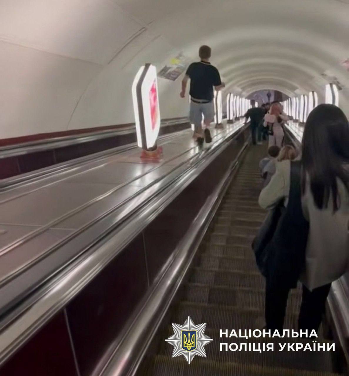 Бегал по балюстраде между эскалаторами на станции метро "Крещатик": полицейские Киева установили хулигана. Фото и видео