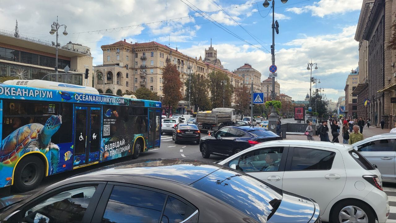 У Києві на Хрещатику сталась ДТП за участі легковика та вантажівки: утворився затор. Подробиці, фото та відео