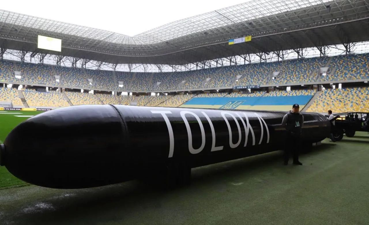 Дальність ураження 2000 км: у Львові представили 12-метровий український підводний дрон Toloka. Фото