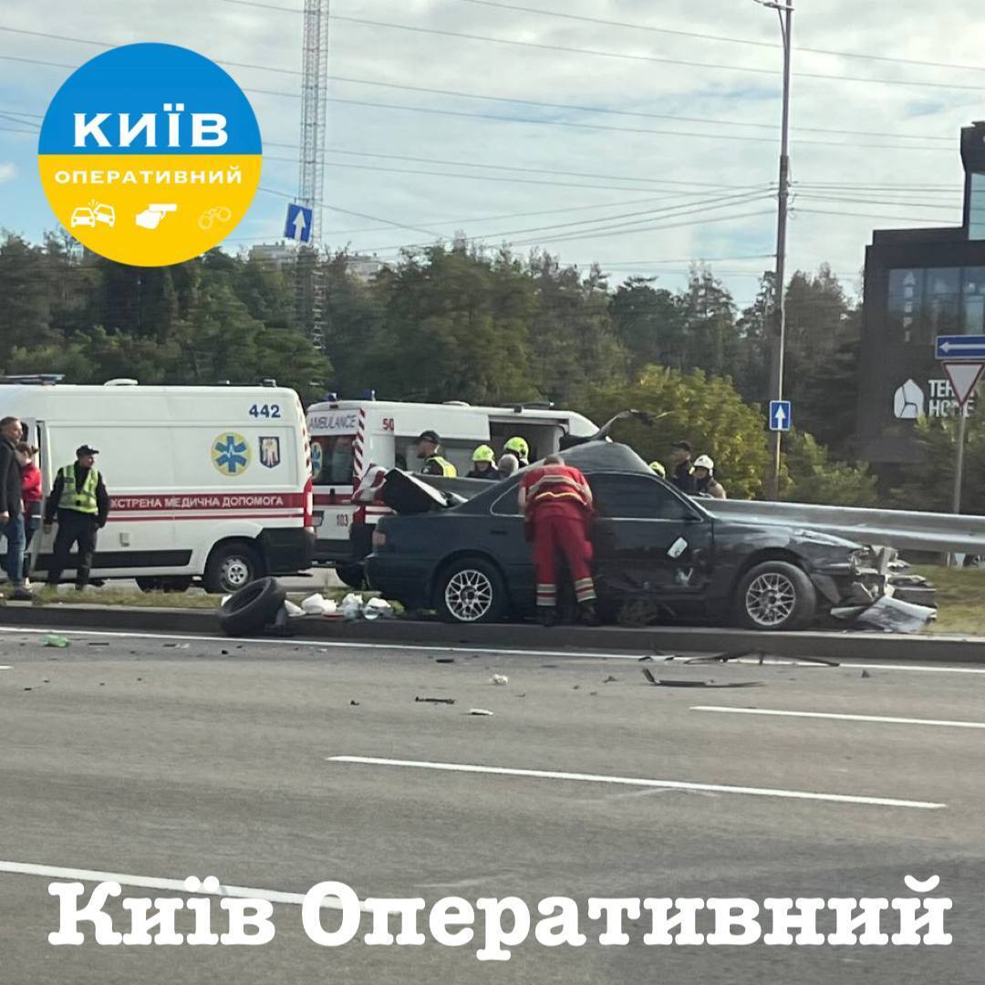 У Києві внаслідок ДТП легковик влетів у відбійник: частина огорожі пробила авто наскрізь, є загиблий. Фото та відео