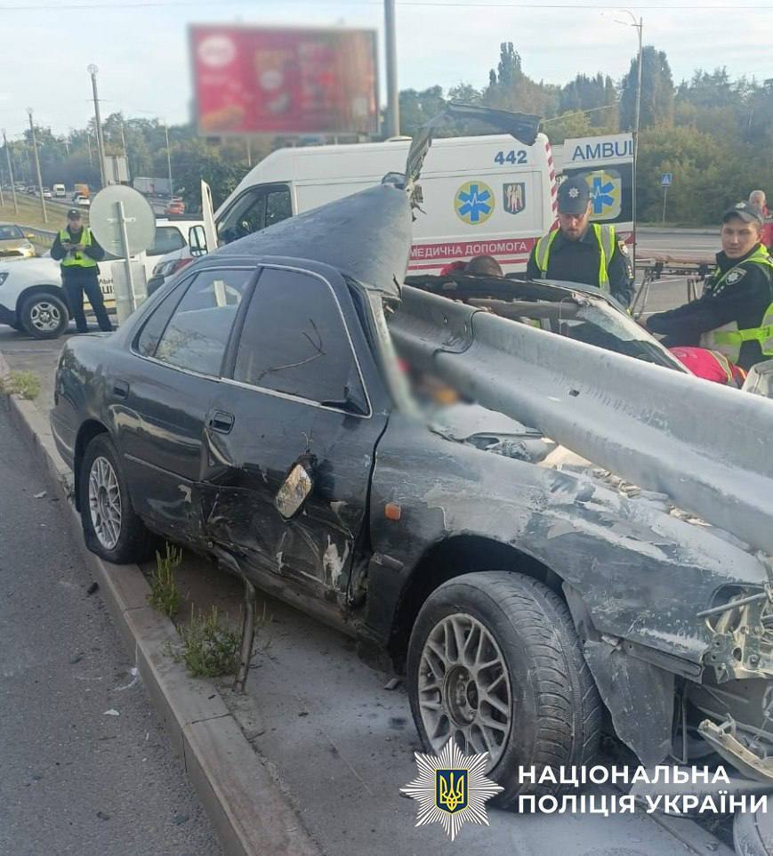У Києві внаслідок ДТП легковик влетів у відбійник: частина огорожі пробила авто наскрізь, є загиблий. Фото та відео