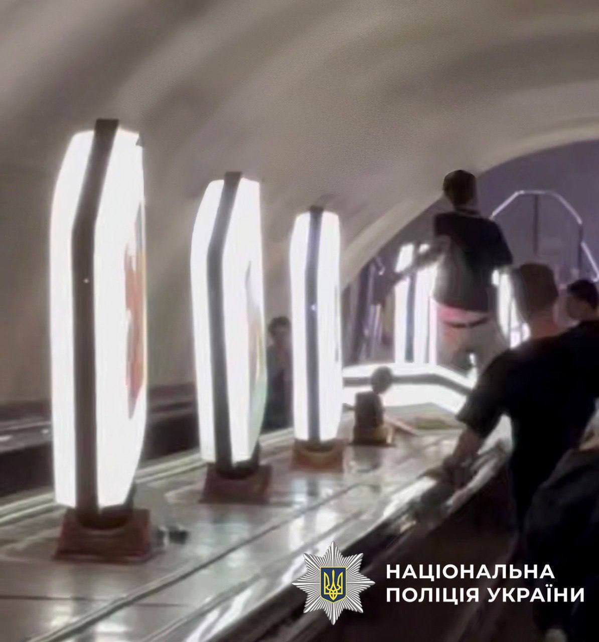 Бегал по балюстраде между эскалаторами на станции метро "Крещатик": полицейские Киева установили хулигана. Фото и видео