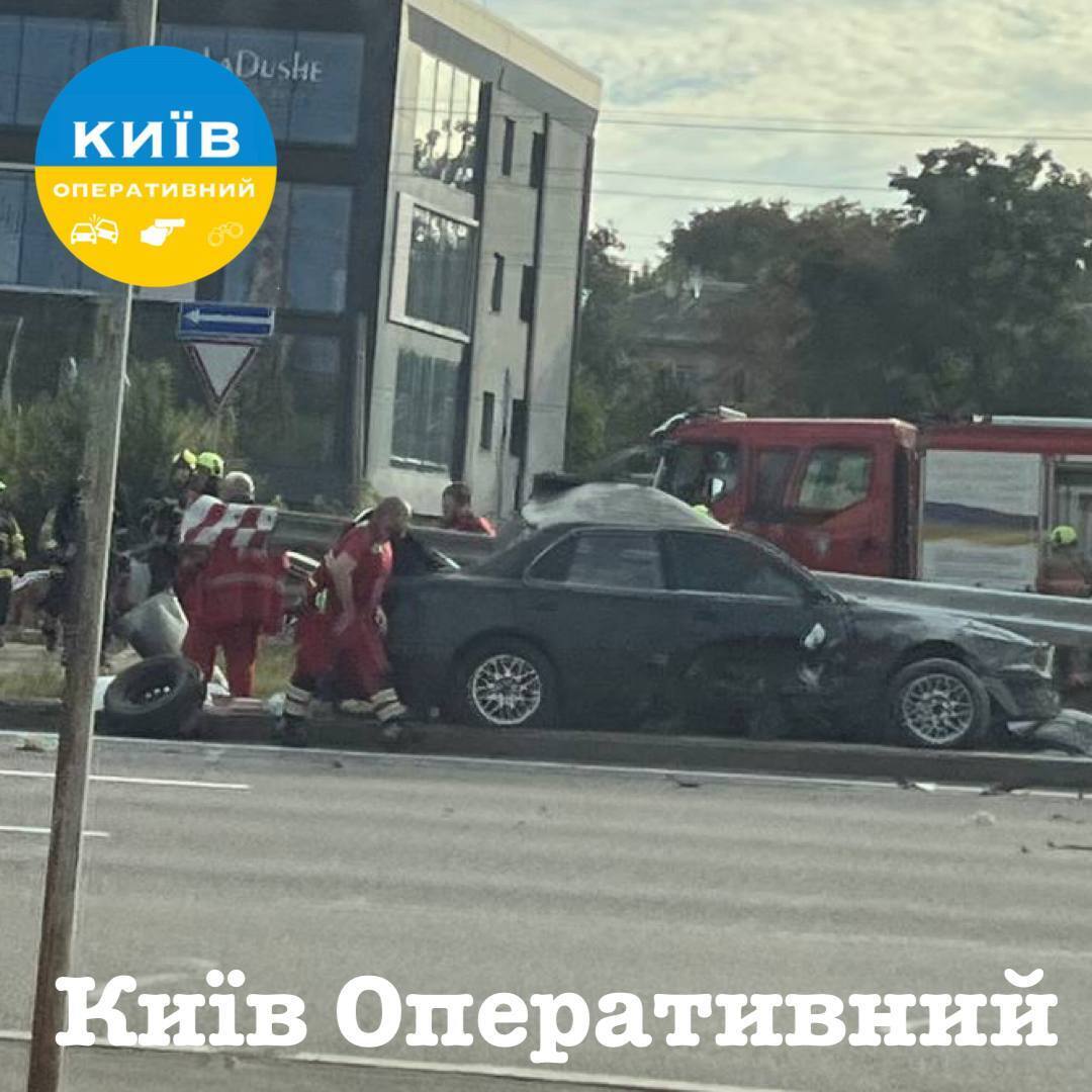 У Києві внаслідок ДТП легковик влетів у відбійник: частина огорожі пробила авто наскрізь, є загиблий. Фото та відео