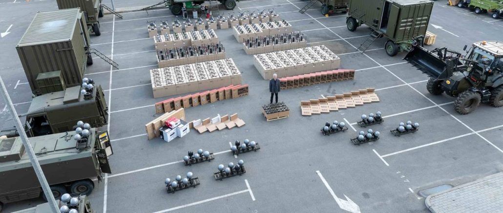 Дрони, броньовані медеваки, екскаватори та РЕБ: бійці на фронті отримають нову партію допомоги від Порошенка