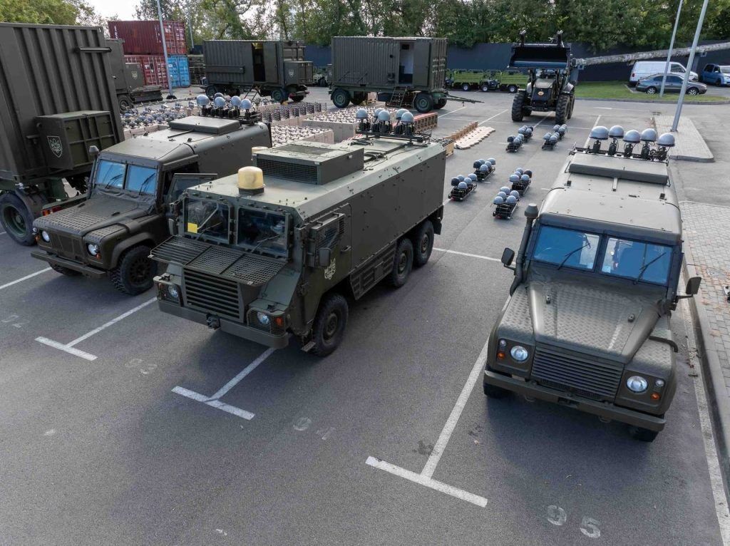 Дрони, броньовані медеваки, екскаватори та РЕБ: бійці на фронті отримають нову партію допомоги від Порошенка