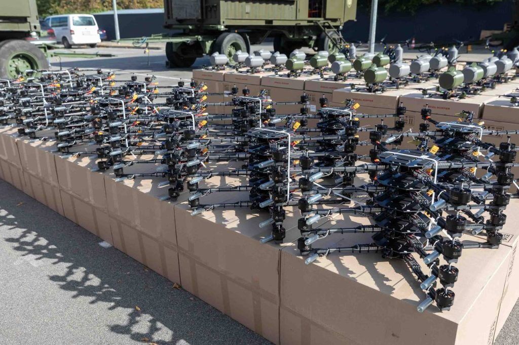 Дрони, броньовані медеваки, екскаватори та РЕБ: бійці на фронті отримають нову партію допомоги від Порошенка