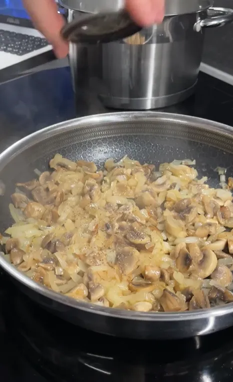 Вкусный домашний соус к вареникам и другим любимым блюдам: как приготовить