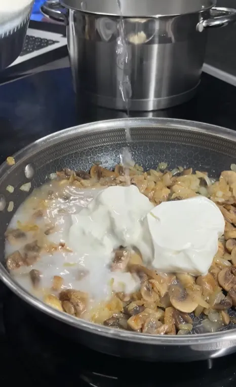 Вкусный домашний соус к вареникам и другим любимым блюдам: как приготовить