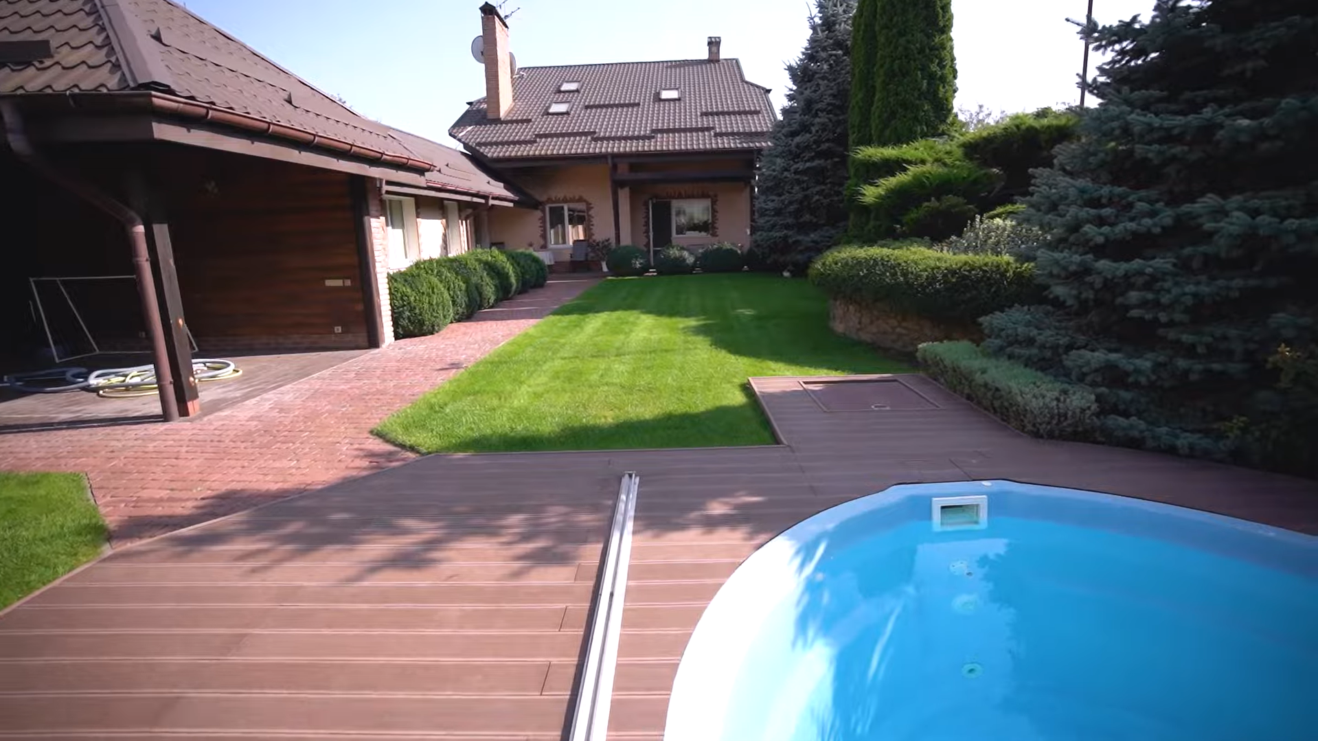 Бассейн, садовник и помощница по дому: телеведущая Оксана Гутцайт провела экскурсию по своему роскошному двухэтажному дому под Киевом