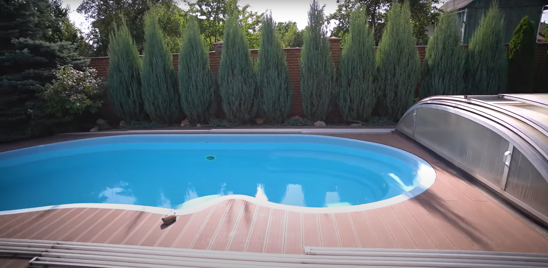 Бассейн, садовник и помощница по дому: телеведущая Оксана Гутцайт провела экскурсию по своему роскошному двухэтажному дому под Киевом