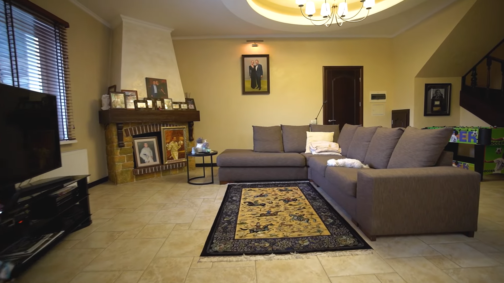 Бассейн, садовник и помощница по дому: телеведущая Оксана Гутцайт провела экскурсию по своему роскошному двухэтажному дому под Киевом