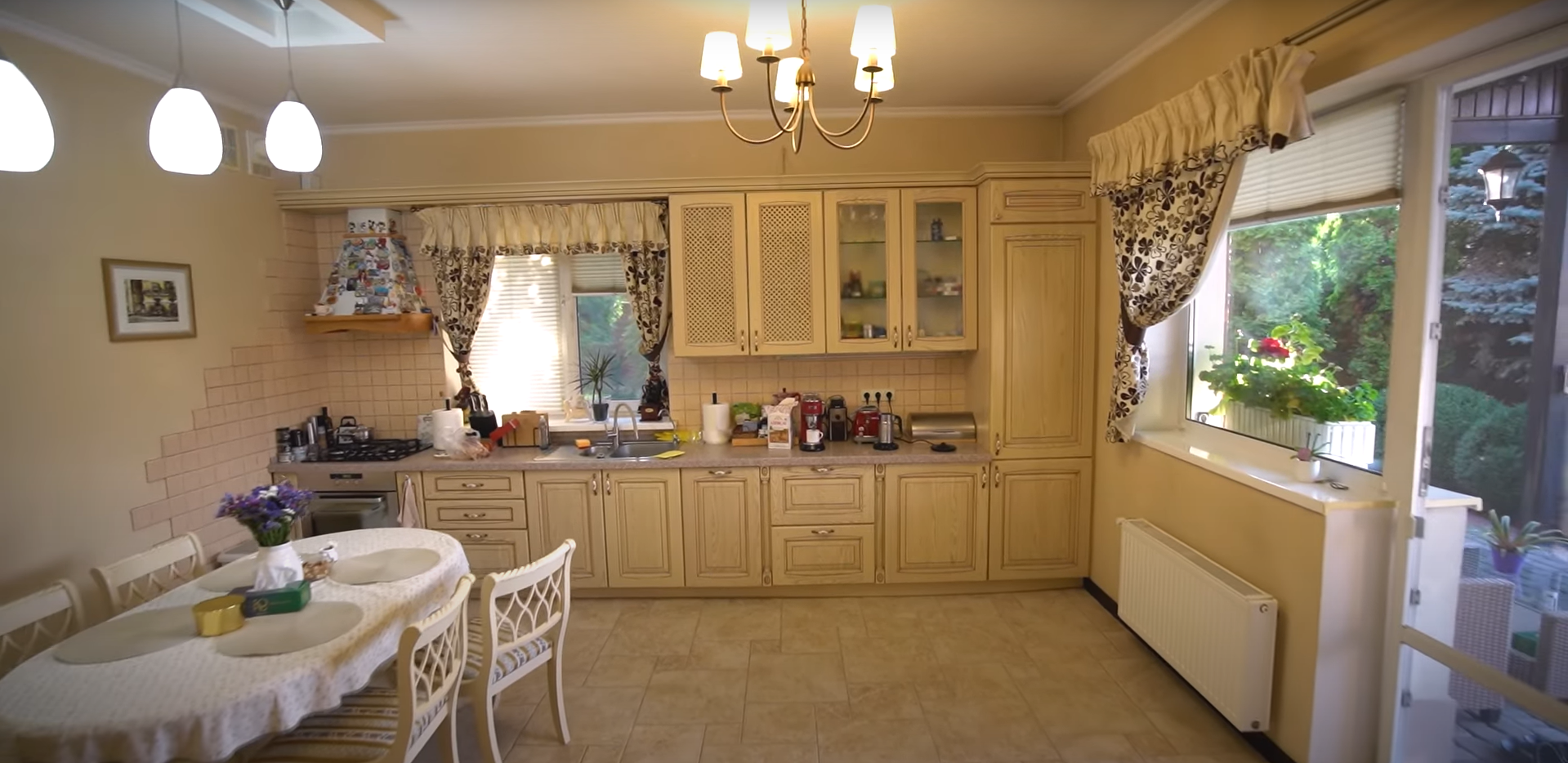 Бассейн, садовник и помощница по дому: телеведущая Оксана Гутцайт провела экскурсию по своему роскошному двухэтажному дому под Киевом