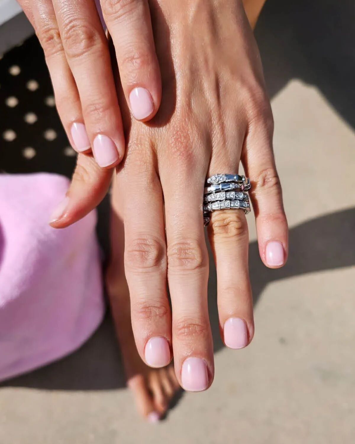 Беспроигрышные идеи: лучшие цвета маникюра осенью-2025