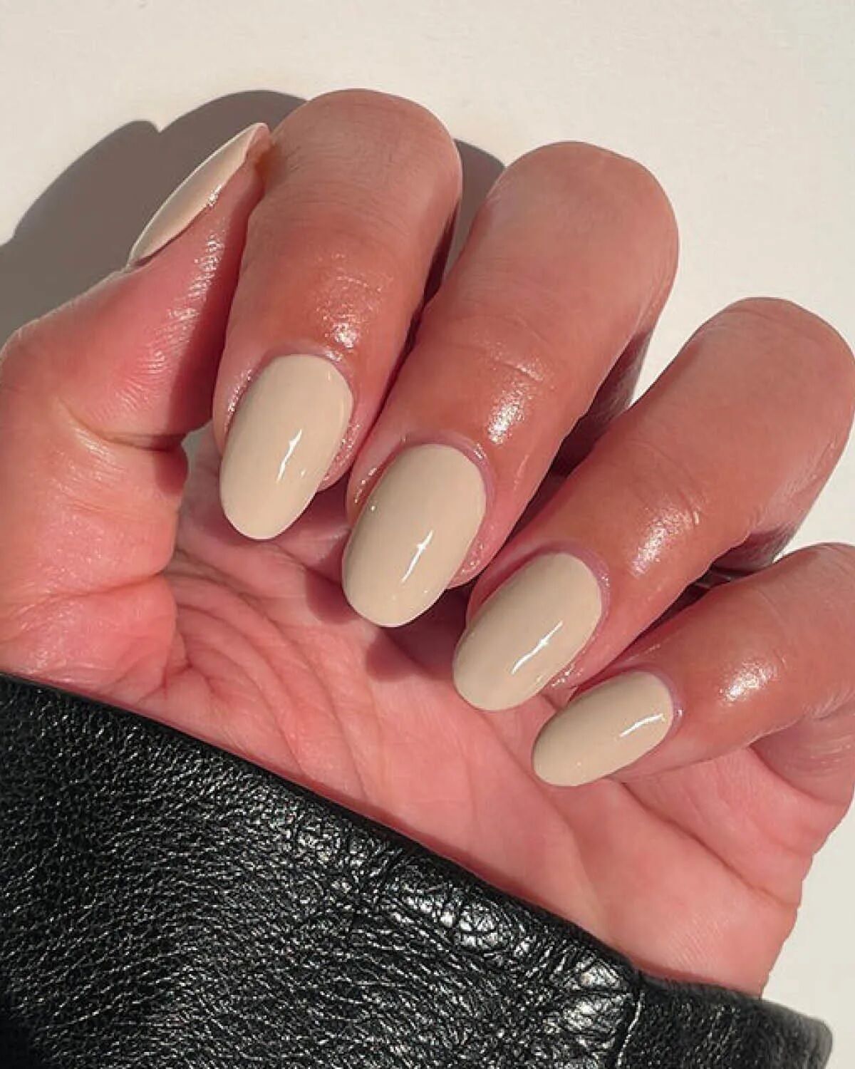 Беспроигрышные идеи: лучшие цвета маникюра осенью-2025