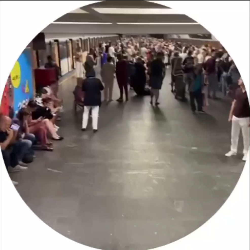 У Києві діти змушені замість занять у школі ховатися від російських "Шахедів" у метро. Фото та відео