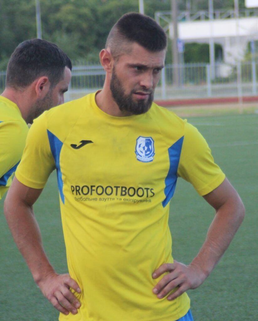 Понадобилась помощь медиков. Украинский футболист отправил арбитра в нокдаун в матче и хотел добить. Видео