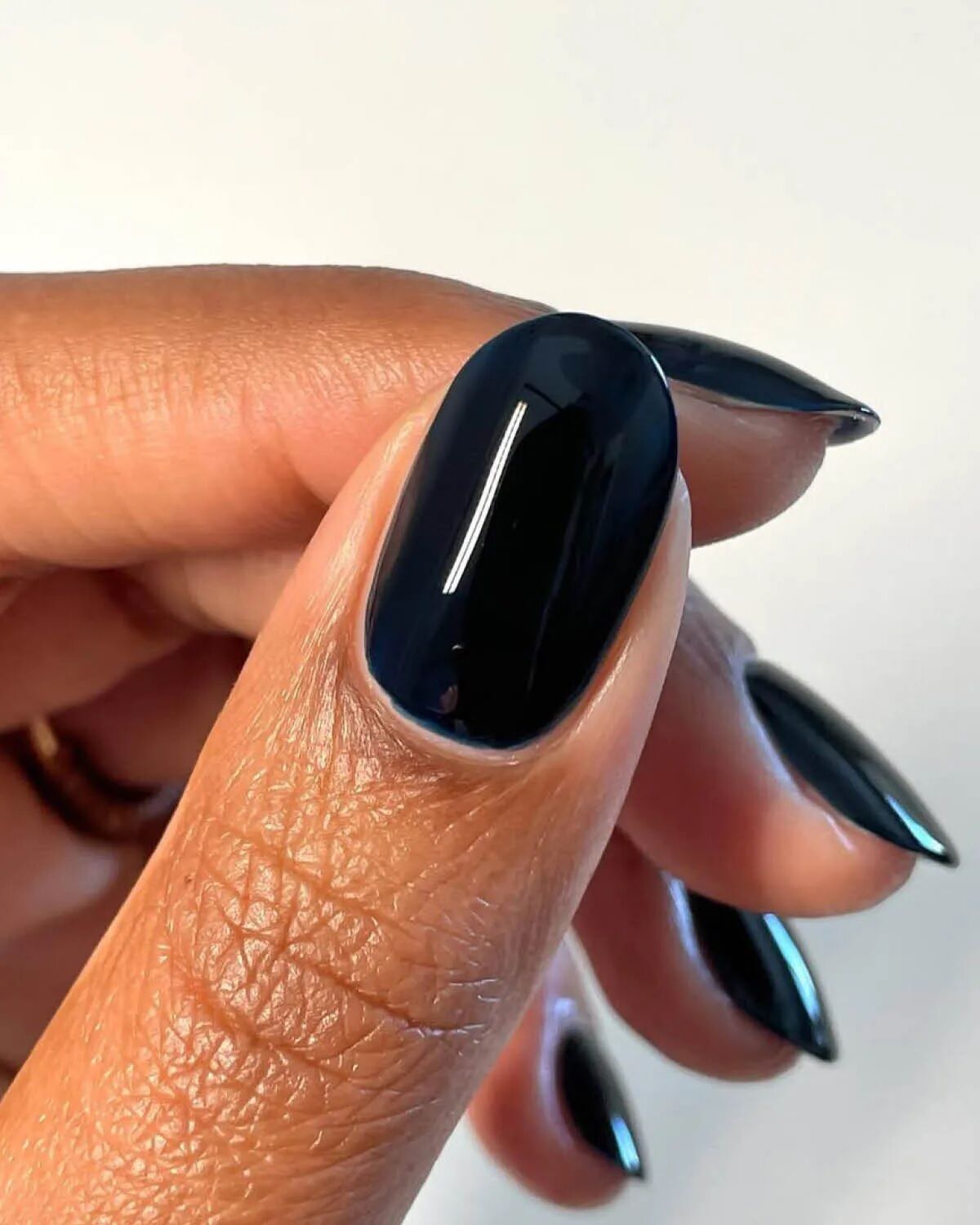 Беспроигрышные идеи: лучшие цвета маникюра осенью-2025